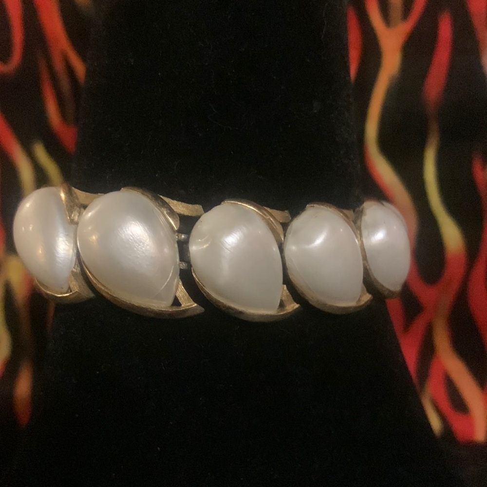 Trifari vintage Pearl drop bracelet